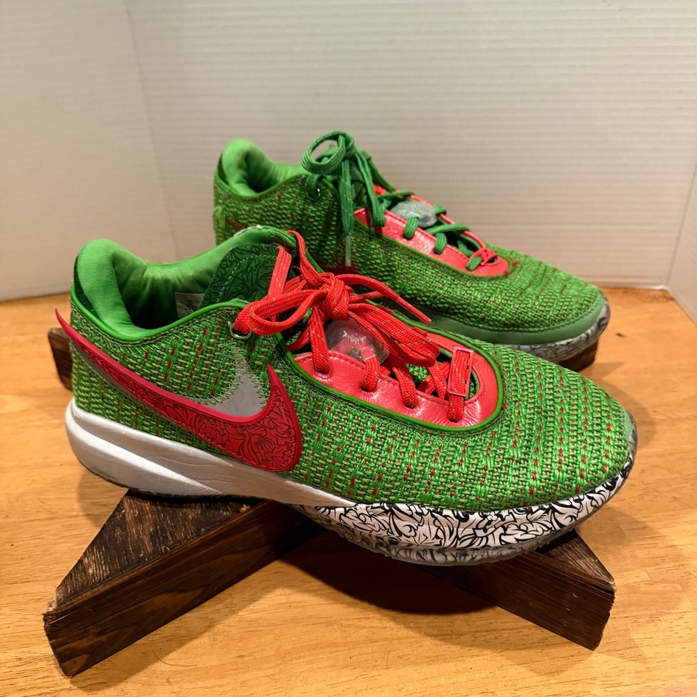 Nike LeBron 20 “‎ stocking stuffer” sz 10